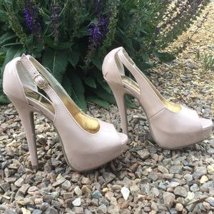 Nude Peep-toe Pumps